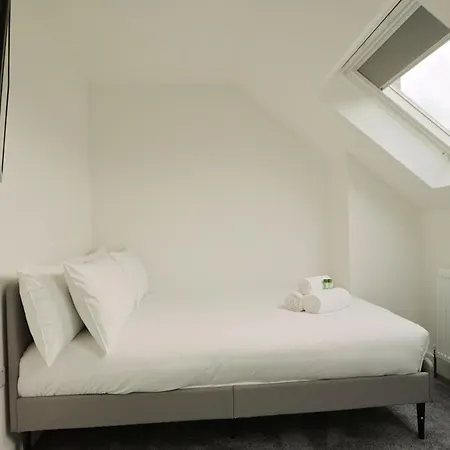 Bridgman Grove Seven Bedrooms House *