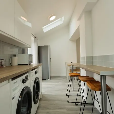 Bridgman Grove Seven Bedrooms House شقة